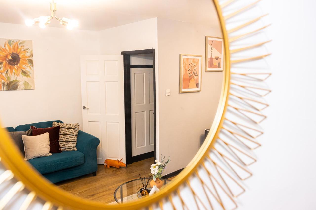 Td Stourb Dudley: Spacious 3-bedroom Family & Contractor Brierley Hill