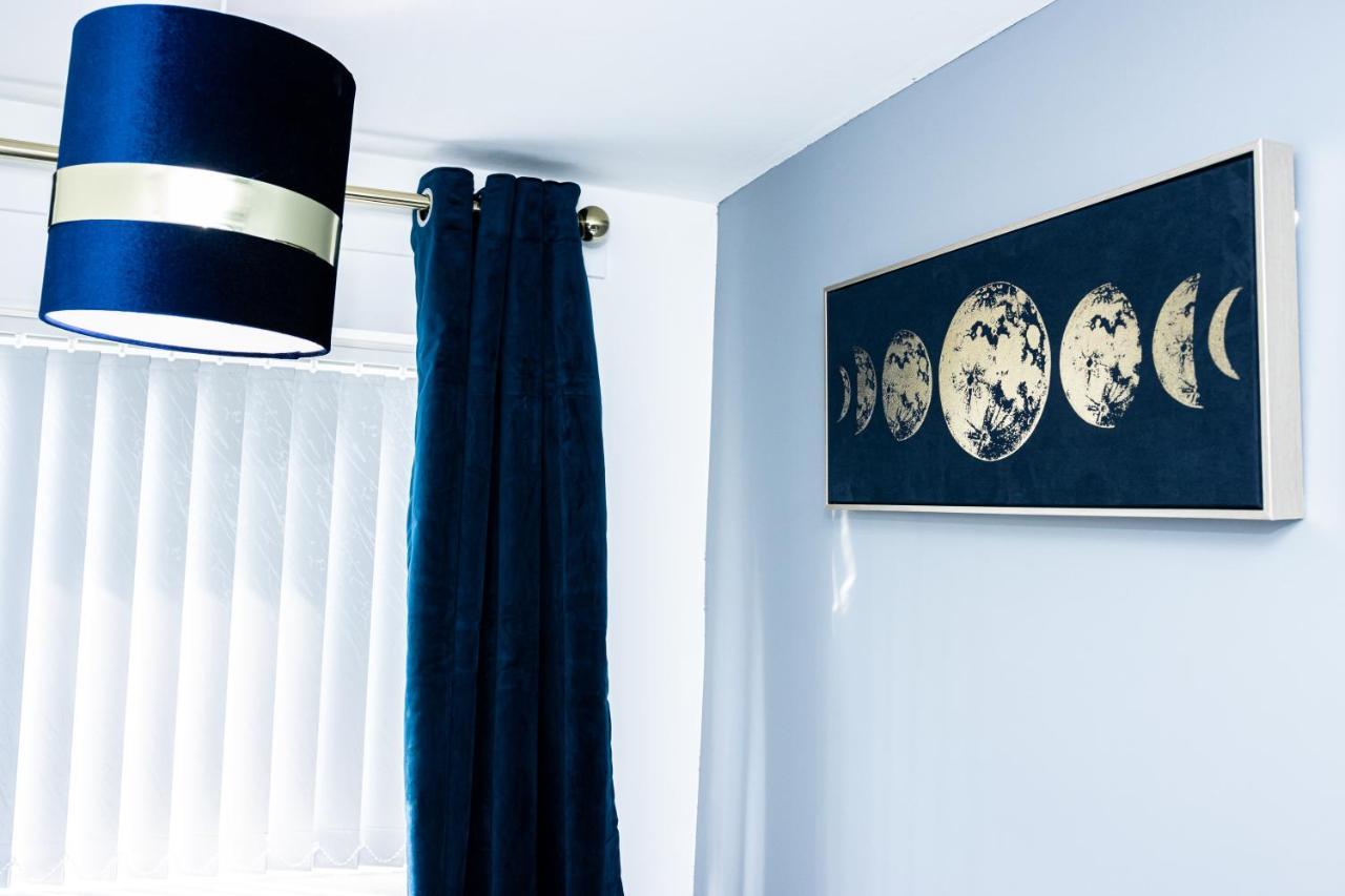 Td Stourb Dudley: Spacious 3-bedroom Family & Contractor * Brierley Hill